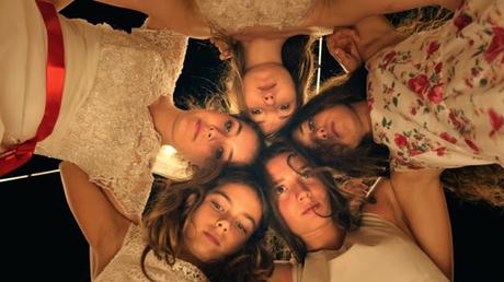 AL CINE: Mustang: Las adolescentes turcas también saben de fútbol.