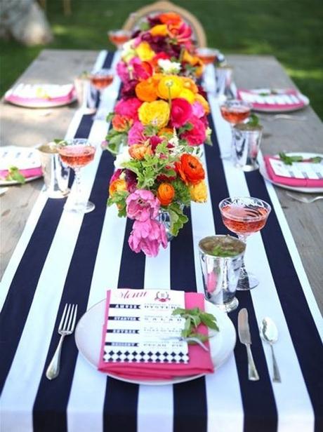 Azul, naranja y fuchsia. Para una boda náutica o moderna, un camino de mesa a rayas y ¡a resaltar los colores que pones sobre él!: 