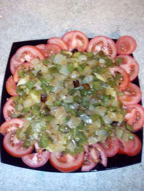 Ensaladilla campera tibia patata-con-tomate-y-pimiento