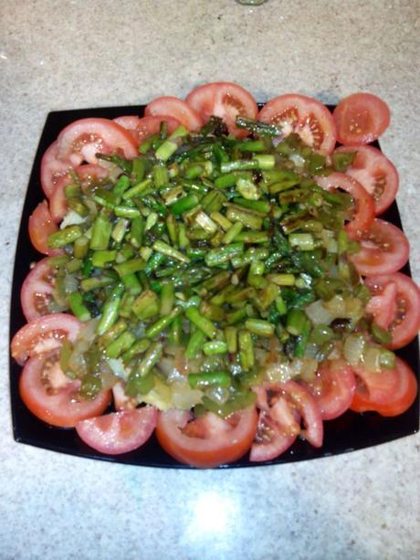 Ensaladilla campera tibia patatas-con-tomate-pimiento-y-esparrago