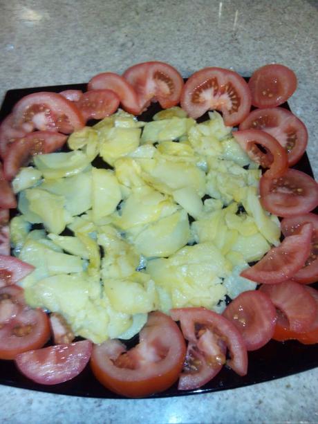 Ensaladilla campera tibia patata-con-tomate