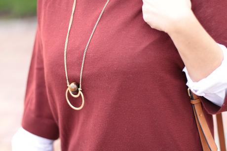 look con sombrero collar largo dorado