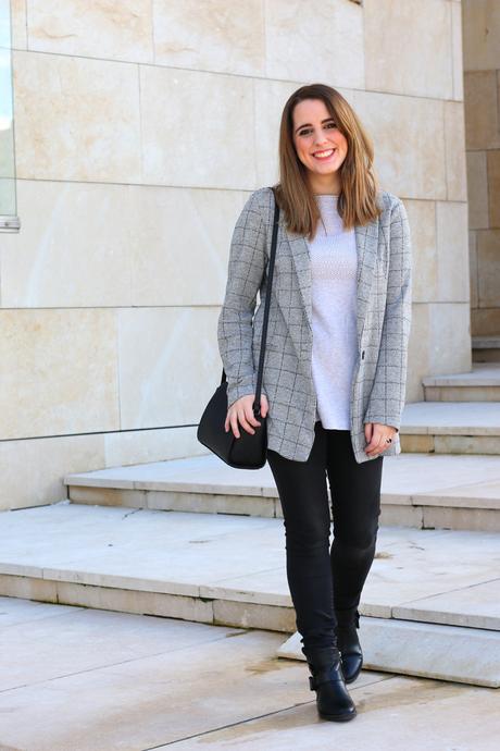 Outfit casual de primavera en gris Outfit casual de primavera en gris
