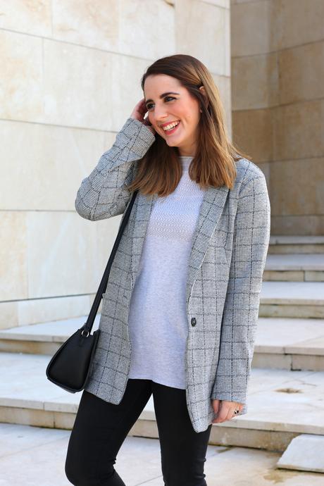 Outfit casual de primavera en gris Outfit casual de primavera en gris