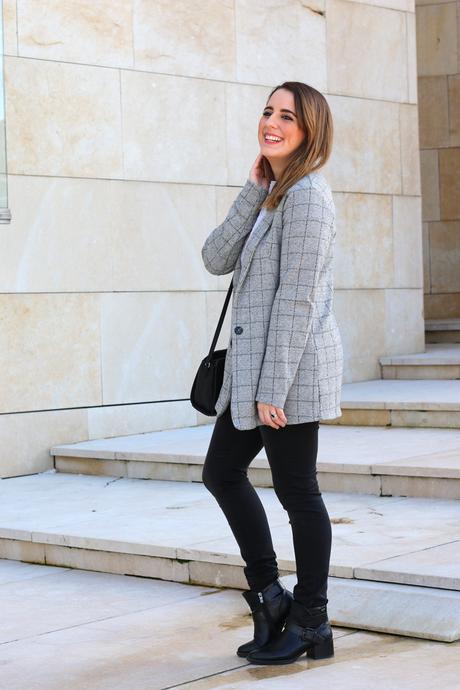 Outfit casual de primavera en gris Outfit casual de primavera en gris