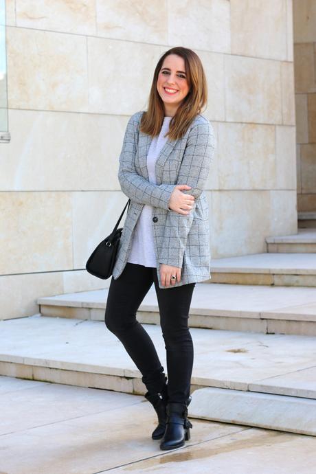 Outfit casual de primavera en gris Outfit casual de primavera en gris
