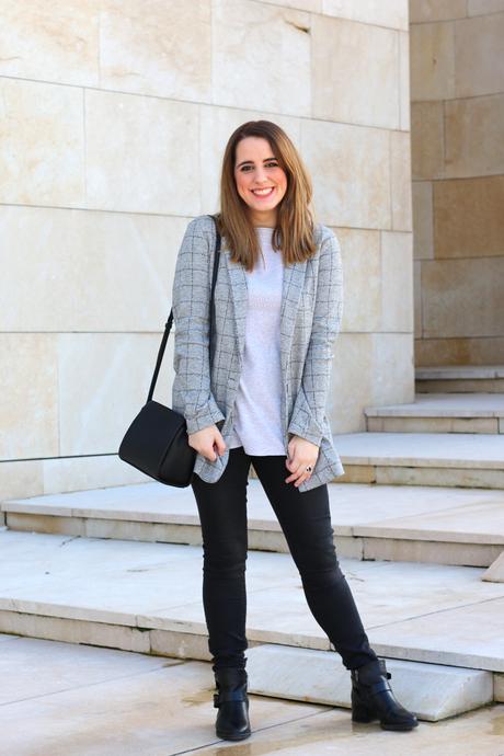 Outfit casual de primavera en gris Outfit casual de primavera en gris