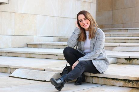 Outfit casual de primavera en gris Outfit casual de primavera en gris