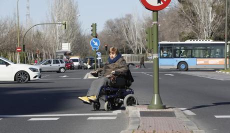 Juana Buenvarón rodea un paso de peatones en Orcasitas, obligada por el deterioro de la acerca de la mediana.