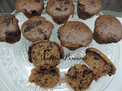 Muffins de chocolate con trozos de chocolate.