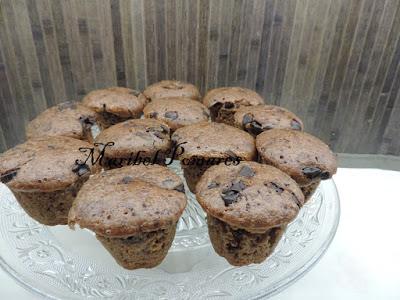 Muffins de chocolate con trozos de chocolate.