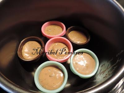 Muffins de chocolate con trozos de chocolate.