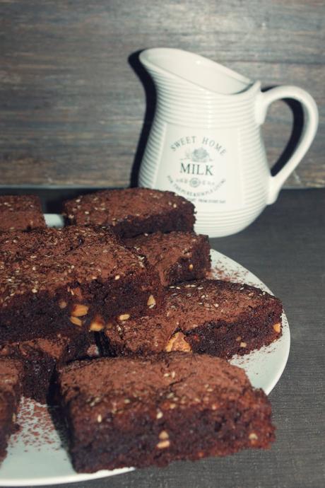 BROWNIE DE CHOCOLATE AROMATIZADO NARANJA Y JENGIBRE BROWNIE DE CHOCOLATE AROMATIZADO NARANJA Y JENGIBRE