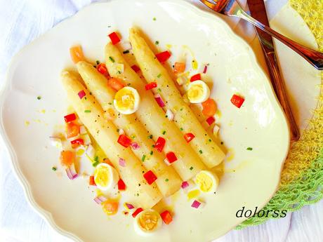 Espárragos con huevos de codorniz y pimiento Espárragos con huevos de codorniz y pimiento