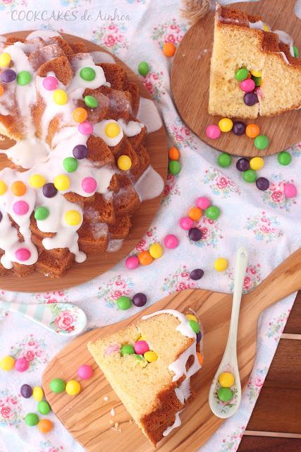 BUNDT CAKE DE VAINILLA Y NATA CON SKITTLES