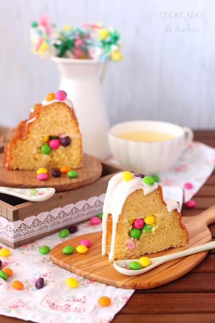 BUNDT CAKE DE VAINILLA Y NATA CON SKITTLES