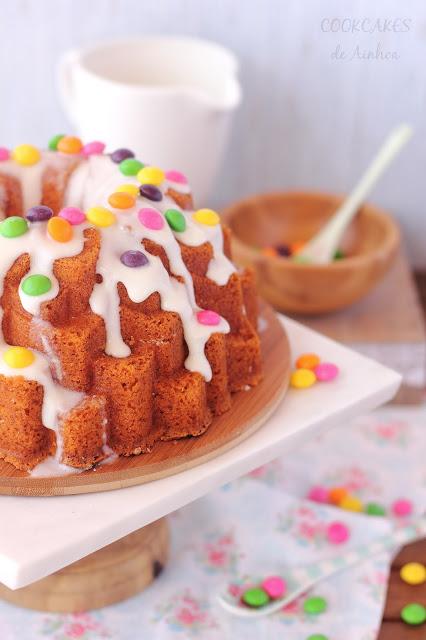 BUNDT CAKE DE VAINILLA Y NATA CON SKITTLES