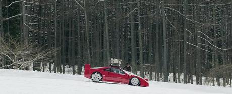 Irse de acampada a la nieve con un Ferrari F40 no tiene precio. Irse de acampada a la nieve con un Ferrari F40 no tiene precio.