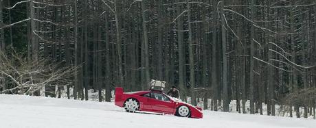 Irse de acampada a la nieve con un Ferrari F40 no tiene precio.