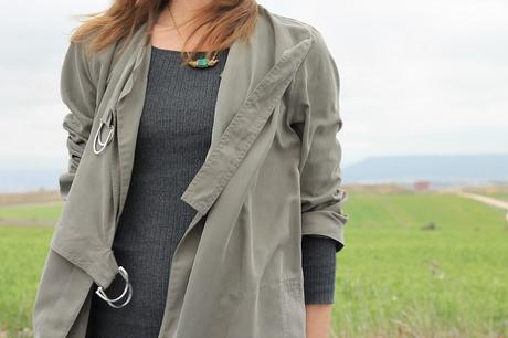 gabardina y botas de agua gabardina y botas de agua