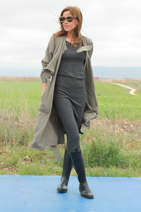 gabardina y botas de agua gabardina y botas de agua