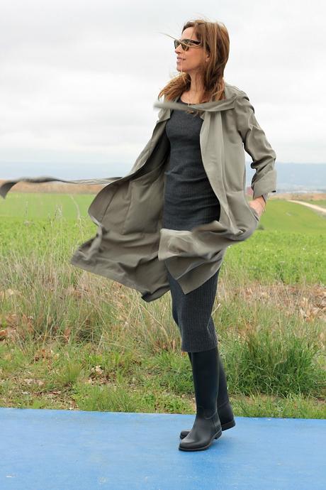 gabardina y botas de agua gabardina y botas de agua