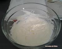 Mousse de chocolate blanco con crème fraîche y jengibre confitado Mousse de chocolate blanco con crème fraîche y jengibre confitado