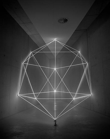 Esculturas geométricas producidas a partir de la inmaterialidad de la luz