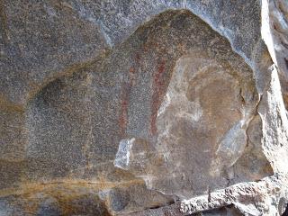 Dos ejemplos de pinturas rupestres esquemáticas en la comarca de Sierra de San Pedro: Puerto Roque, en Valencia de Alcántara, y Cueva del Buraco, en Santiago de Alcántara