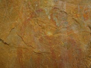 Dos ejemplos de pinturas rupestres esquemáticas en la comarca de Sierra de San Pedro: Puerto Roque, en Valencia de Alcántara, y Cueva del Buraco, en Santiago de Alcántara