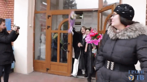 En Rusia una pareja de lesbiana logra casarse. giphy-2-2.gif