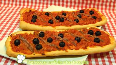 Tortas de pan con tomate y atún