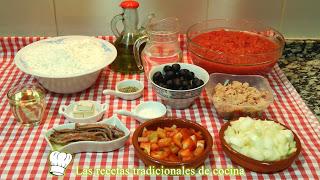 Receta de cocas de pan con tomate y atún