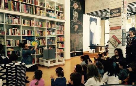 Presentación de FINGERPLAYS en Librería Yuste (Salamanca) 12933143_1017601584941573_6505732583230034637_n