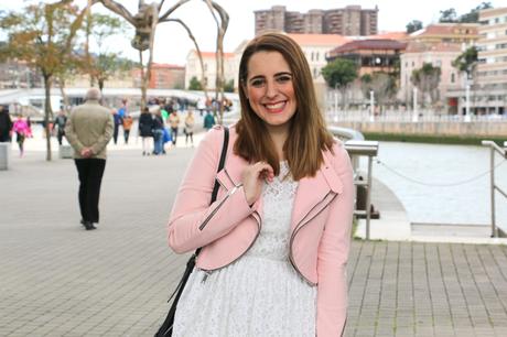 Outfit formal con bailarinas acordonadas Outfit formal con bailarinas acordonadas