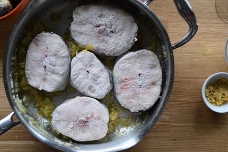 Merluza en salsa verde con almejas y algo sobre una tal Plácida