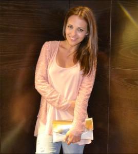 como combinar prendas de color rosa cuarzo combinacion de rosa y denim