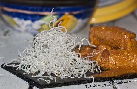 Rollitos de Lomo Guisados, Rellenos de Jamón y Queso con Fideos Vermicelli Rollitos de Lomo Guisados, Rellenos de Jamón y Queso con Fideos Vermicelli