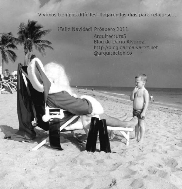 rotulado Child Looking at Santa on the Beach 5257254369_86334c4dfa_o ¡Feliz Navidad! Próspero 2011 - ArquitecturaS, el Blog de Darío Álvarez