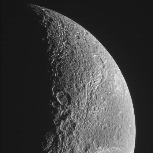 Cassini termina su Tour de las lunas heladas de Saturno N00165590.jpg