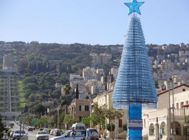 Árbol de Navidad hecho con más de 5.000 botellas recicladas