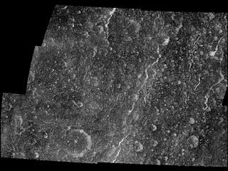 Nuevas imágenes indican actividad tectónica en Rea Imagen compuesta que muestra las fracturas en Rea