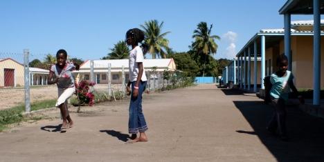 DE LA PESADILLA AL SUEÑO, CRIANÇAS EN EL LAR SÃO JERÓNIMO (Beira, Mozambique)