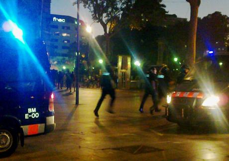 Policía y activistas en una protesta en Barcelona.