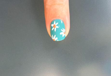 uñas decoradas con margaritas paso a paso