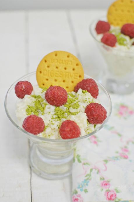 Arroz con leche de coco con té verde matcha y frambuesas, sin gluten, sin lactosa