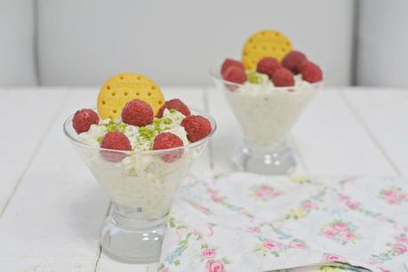 Arroz con leche de coco con té verde matcha y frambuesas, sin gluten, sin lactosa