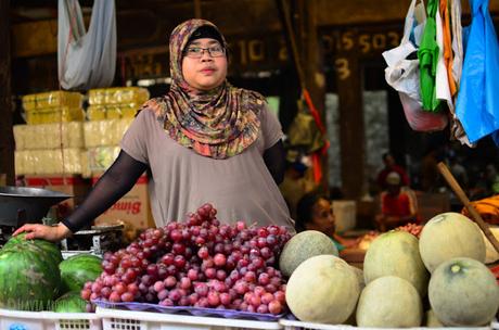 Vendedora de fruta del mercado de Ruteng
