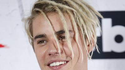 Justin Bieber se deja rastas de color platino