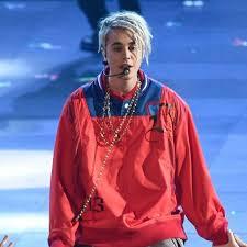 Justin Bieber se deja rastas de color platino